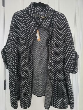 Black and White Patterned Women’s Sweater Cape